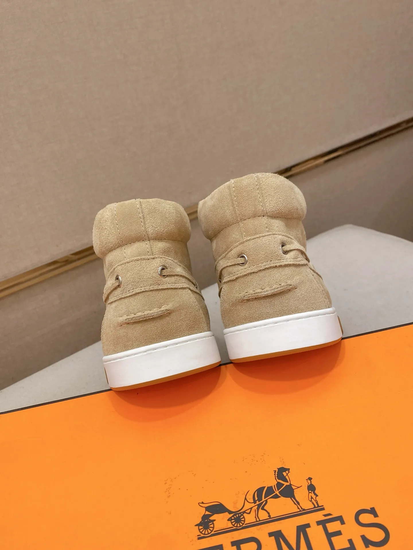 Ex-factory price: 480💰《HERMES》【Classic Original Version】Hermès; Top 🔝 Purchasing Agency 🔍🔍Men's latest high-tops 🇺🇸 available simultaneously at counters, imported from Italy original ▲▲cowhide ▲▲ (high-end, extravagance, class) times) Exquisite workmanship (Italian 🇮🇹Imported water-dyed 🐂cowhide lining) sole: Original sole provided by the original factory, ⚠️exclusive double-layer activity·TPR·rubber·combined molded outsole; super comfortable·wear-resistant·non-slip·environmental protection The real thing is more beautiful if you take the real thing (high quality, follow the order). You can enter and exit the counter at will * Number of yards: 38-44 (45 can be customized and cannot be returned or exchanged)